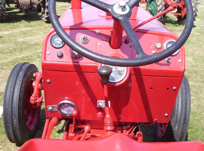 International Harvester B275 Tractor 1961 Detail 2